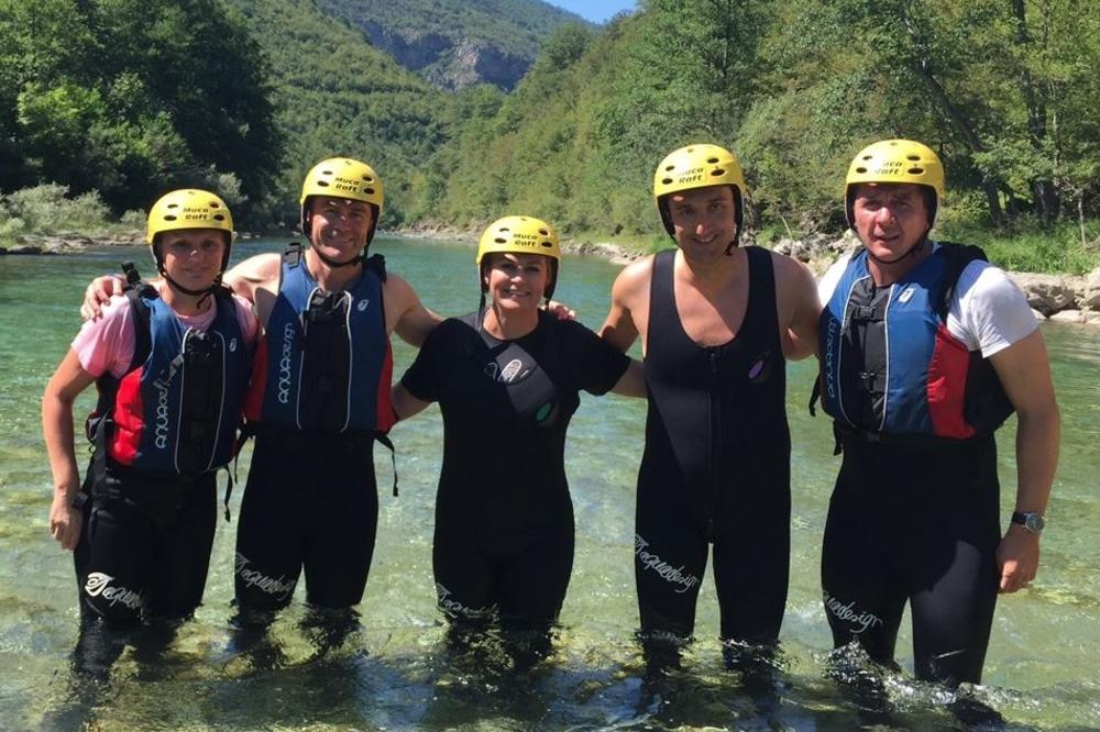 Kolinda se brčka, Hrvati osuli drvlje i kamenje na nju (FOTO)