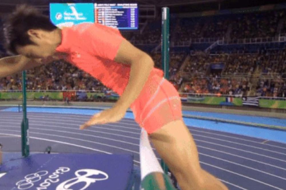 Bizarnije ne može: Japanski skakač s motkom ostao bez finala zbog polnog organa!? (FOTO) (GIF)