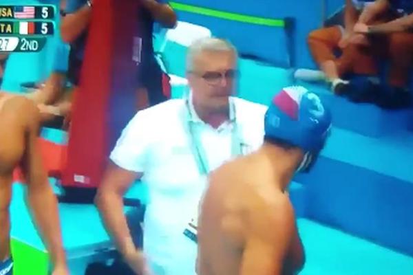 Sportisti šokirani u Riju: Selektor Italije odalamio vaspitnu svom vaterpolisti! (VIDEO)
