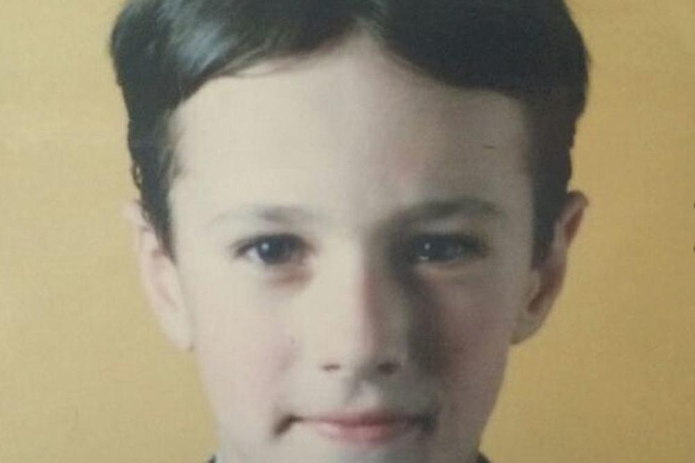 Ovaj slatki dečak je danas jedan od naših najpoznatijih glumaca: Da li ga prepoznajete? (FOTO)