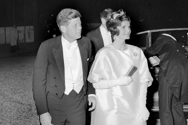 Ponižena pred svetom: Kako su nastale golišave fotografije prelepe Džeki Kenedi? (FOTO) (VIDEO)