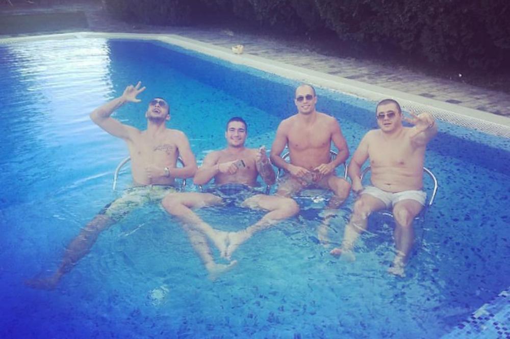 Zamalo da se poubijaju! Veljko i ekipa došli na bazen sa puškom, pa krenuli da divljaju! (FOTO)