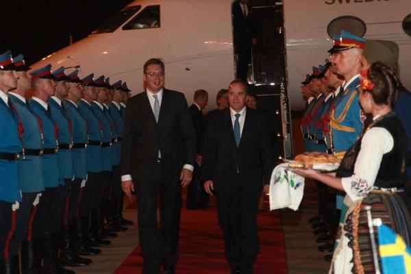 Švedski premijer i Vučić prošetali Kalemegdanom i Knez Mihailovom (FOTO)