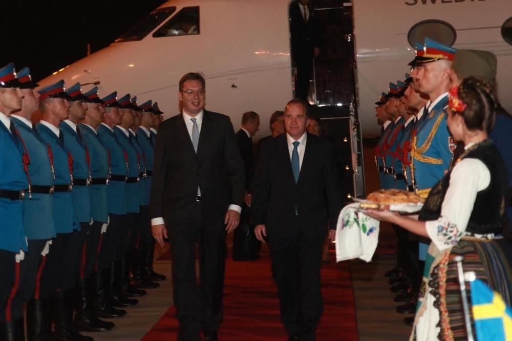 Švedski premijer i Vučić prošetali Kalemegdanom i Knez Mihailovom (FOTO)