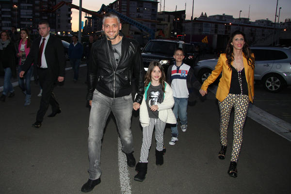 PRAZNICI NAM STIŽU: Čeda već okitio jelku, a imao je najboljeg pomoćnika! (FOTO)