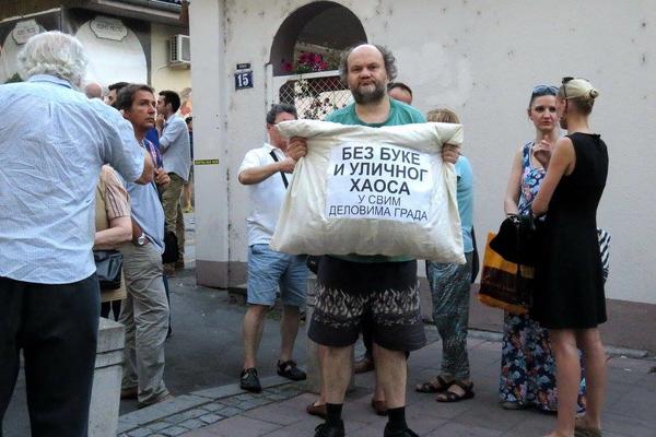 Jastuk revolucija: Održan novi protest protiv buke u Cetinjskoj, građani ne mogu da žive od klubova! (FOTO)