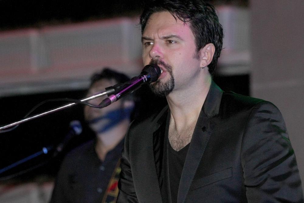 PETAR GRAŠO NEĆE DA JE OŽENI! Devojka mu izgleda kao DEVOJČICA, a na pragu je ŠESTE DECENIJE! (FOTO)