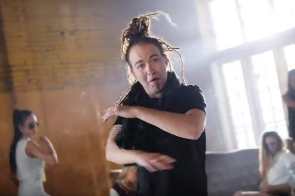 RASTA ISKIDAO PREKO BARE! Američki producenti ga jure, potpuno ODLEPILI za njim! (VIDEO)