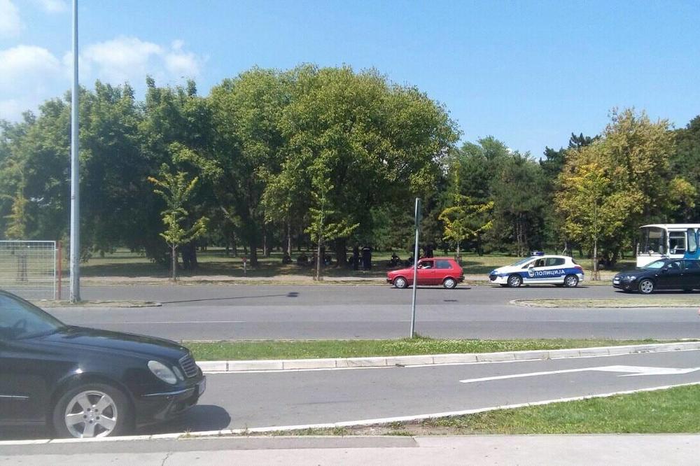 Usred Beograda počela svađa u saobraćaju, muškarac izvadio nož i hteo da zakolje drugog: Na kraju mu iskao gume