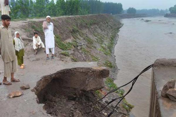 Kobni selfi: Devojčica i roditelji se utopili dok su se fotografisali