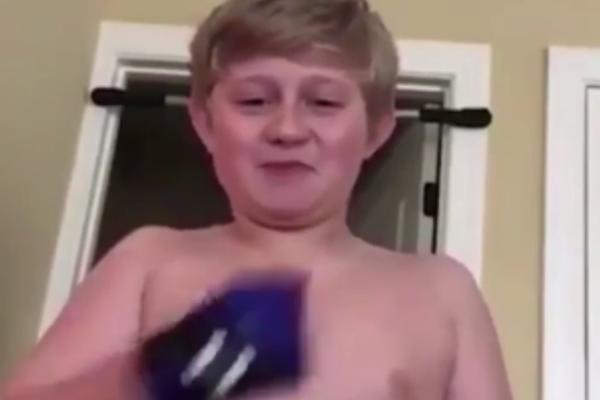 Da li je ovo blamčina veka? Hteo da se pohvali zgibovima, ali je zaboravio na ključnu stvar! (VIDEO)