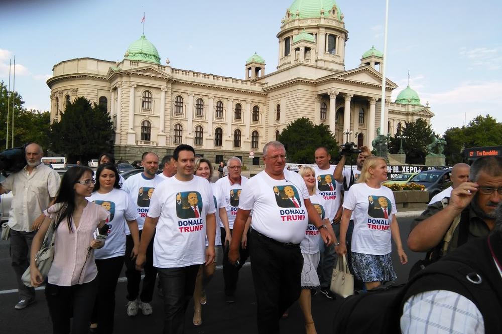 Šešeljevci napravili šou u centru BG, blokirali bulevar, nosili Trampove majice (FOTO) (VIDEO)