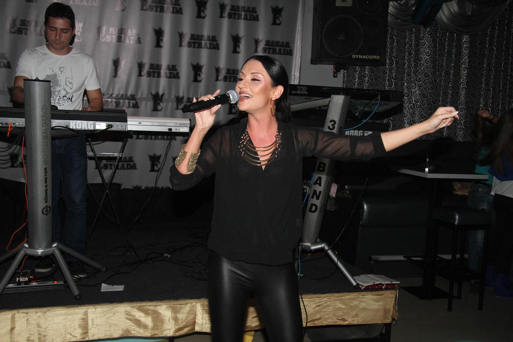 Crna ženo, šta uradi od sebe? Drastična promena: Kaća Živković postala Barbika! (FOTO)