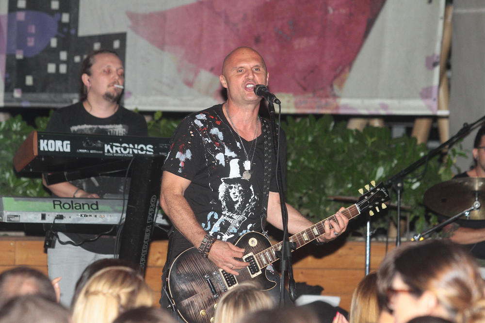 Ko bi rekao da on ima ovakvu mačku? Žena Miligramdžije bolja je od svih cica sa naše estrade! (FOTO)