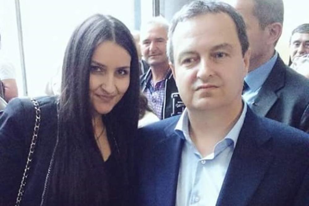 Prvo je istetovirala Dačića, a onda ofarbala nokte u boje SPS! Sad je otišla korak dalje! (FOTO)