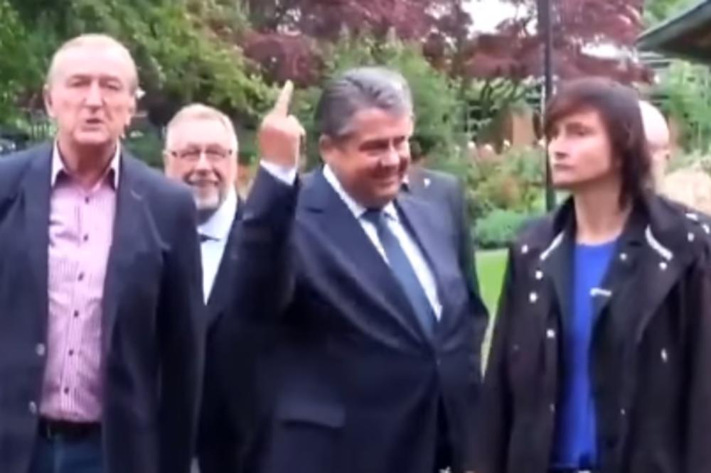 Srednji prst za neonaciste: Potez Merkelinog zamenika uzburkao Nemačku (VIDEO)