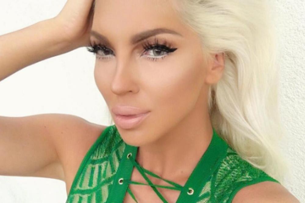 Peglala strukić, nosić, guzu, Duška... Svi fotošop promašaji JK! I fotke bez šminke da uporedite!