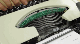 Decenijama kuca na pisaćoj mašini, ali ništa nije napisao: Ono što ovaj deka stvara će vas zapanjiti! (VIDEO)