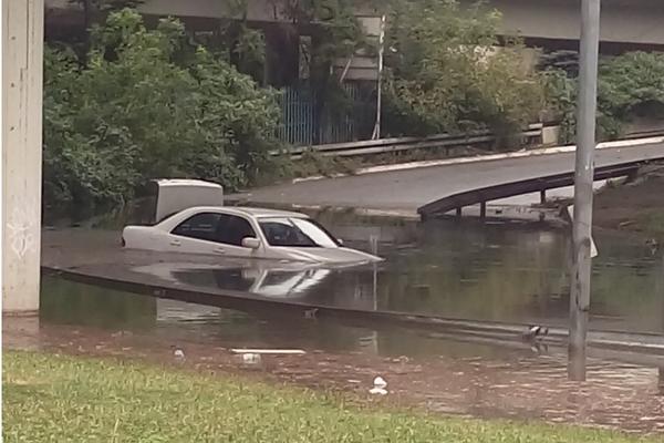 Stravičan prizor na Autokomandi: Nevreme potapalo i automobile (FOTO)