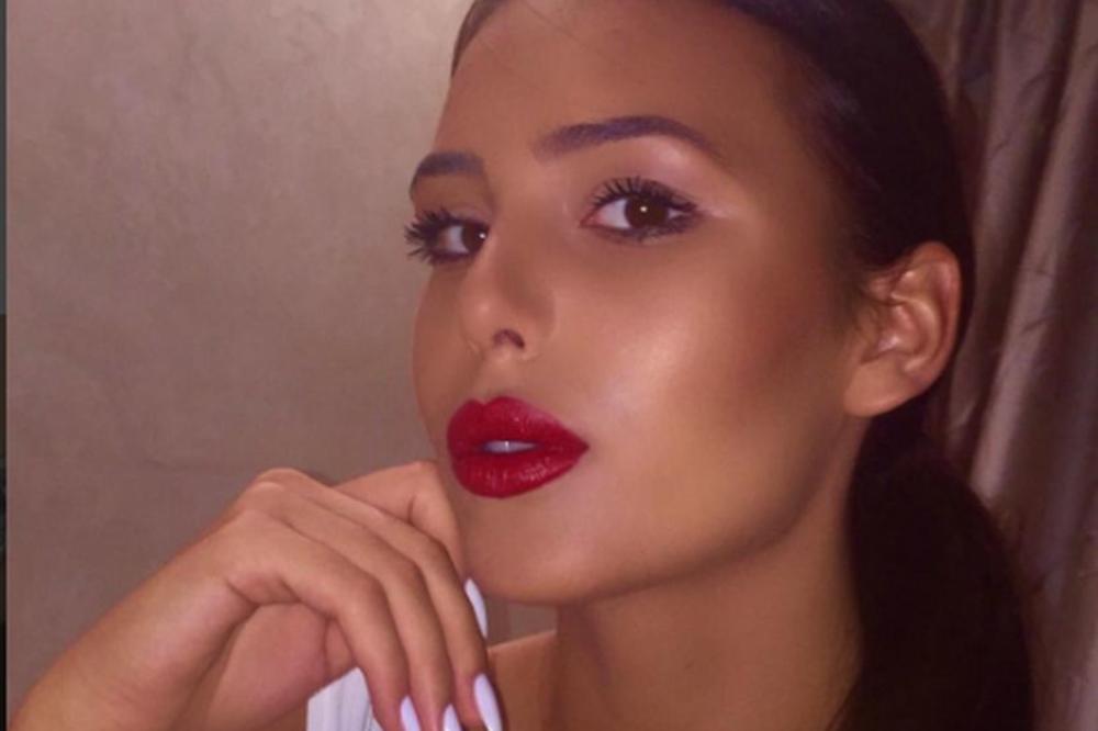 Sevnula mačkica: Anastasija otkopčala šlic i pokazala da nema ništa ispod šortsa!