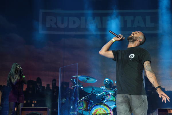 Ludilo uz Rudimental: Bez blata, ali uz reke piva protekla prva noć Beer Festa! (VIDEO)