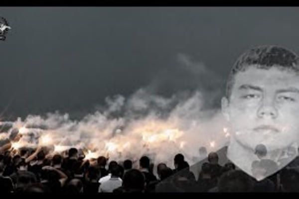 Vođa Grobara Alen Kostić sahranjen uz baklje i pesmu, kovčeg prekriven Partizanovom zastavom! (VIDEO)