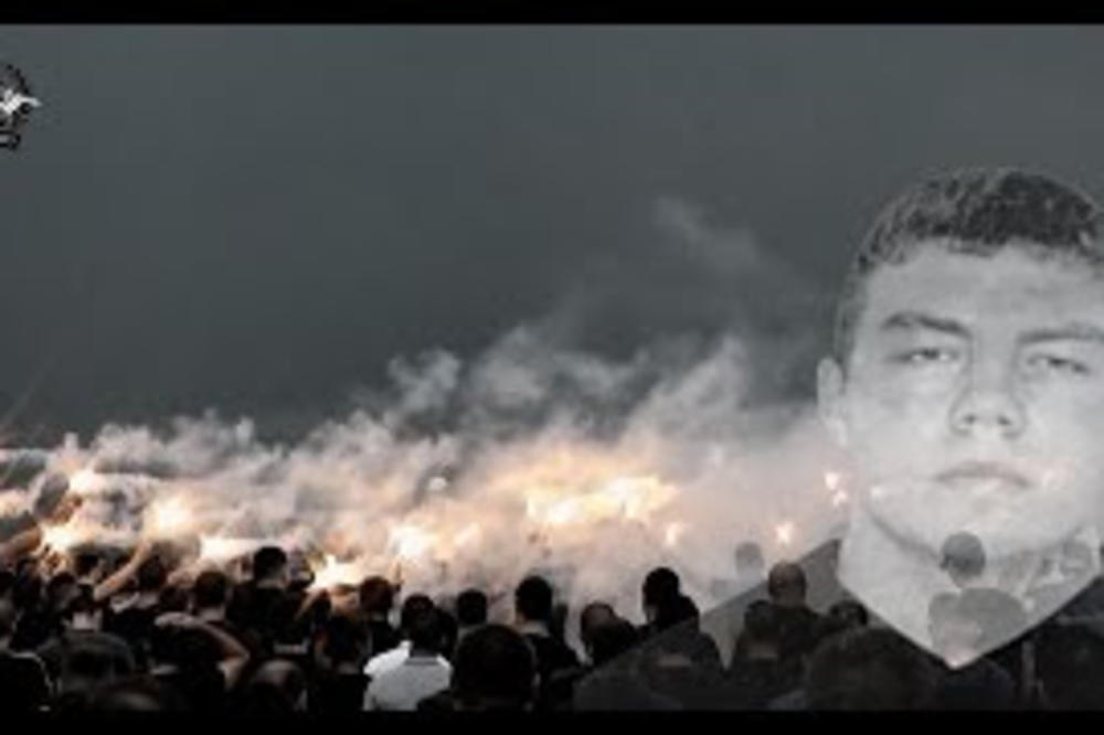 Vođa Grobara Alen Kostić sahranjen uz baklje i pesmu, kovčeg prekriven Partizanovom zastavom! (VIDEO)