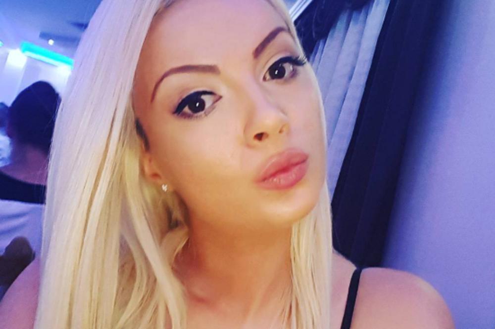 Pornografija: Najlepša Zvezda Granda se skinula, natrtila, pa zumirala kadar guze!  (FOTO)