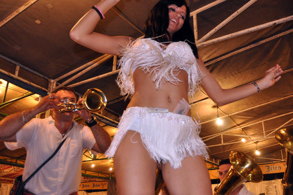 Prljavi ples: Evo šta plesačice u Guči zapravo rade za 500 ili 1.000 dinara!