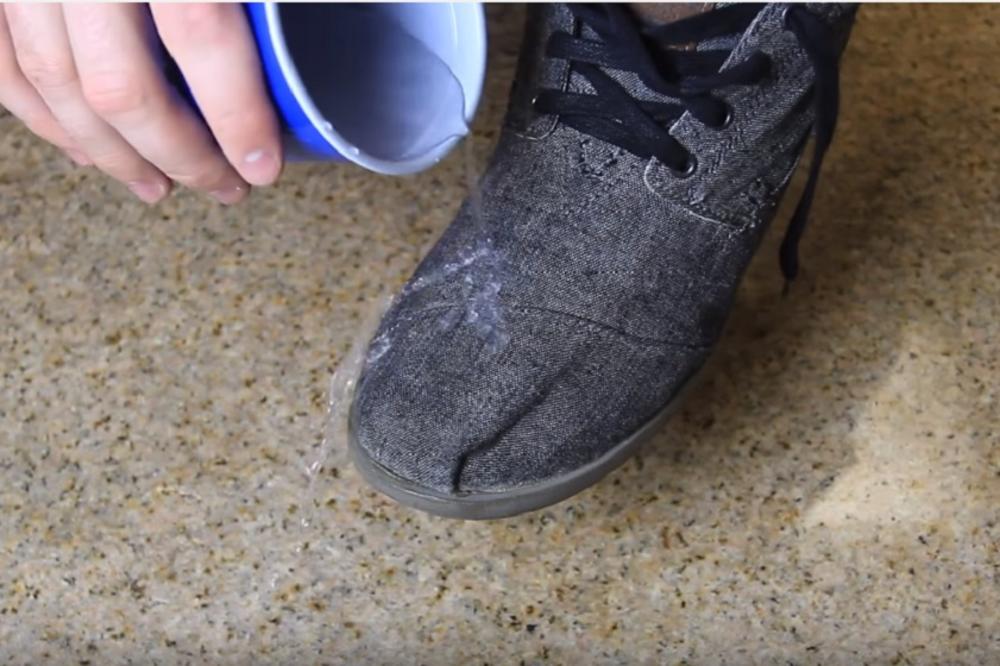 Uz ovaj trik vam noge više nikad neće biti mokre (VIDEO)