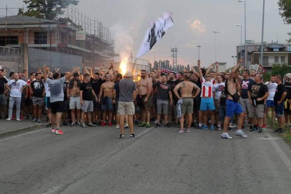 Italijani će zapamtiti Delije: Brutalan korteo crveno-belih će se prepričavati! (FOTO) (VIDEO)