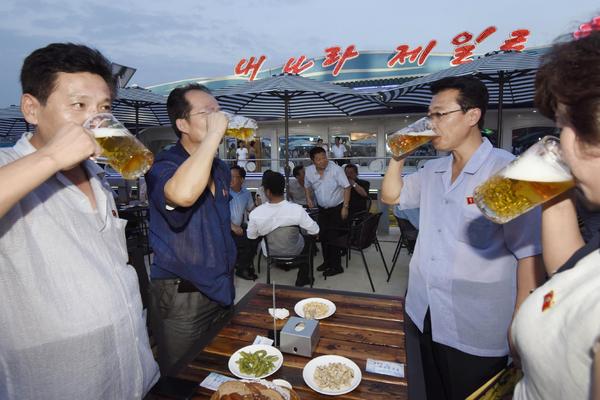 OD ŠTAMPANJA KUPONA DO UZGOJA CRNIH LABUDOVA:Severna Koreja uvodi inovacije kako bi se izborila sa NESTAŠICOM HRANE