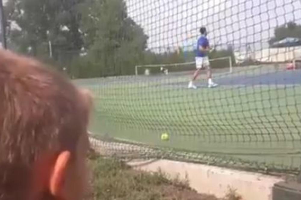 Jedinstvena prilika da gleda uživo Novaka Đokovića! Makar i kroz mrežu! (VIDEO)