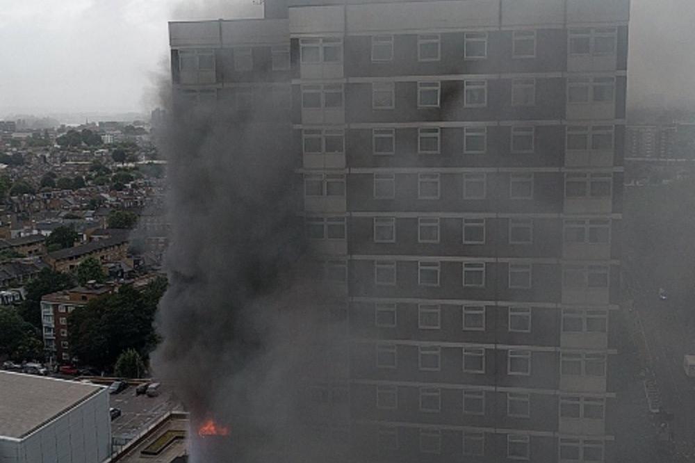 Veliki požar u Londonu: Strahuje da su stanari još uvek u zgradi! (FOTO) (VIDEO)