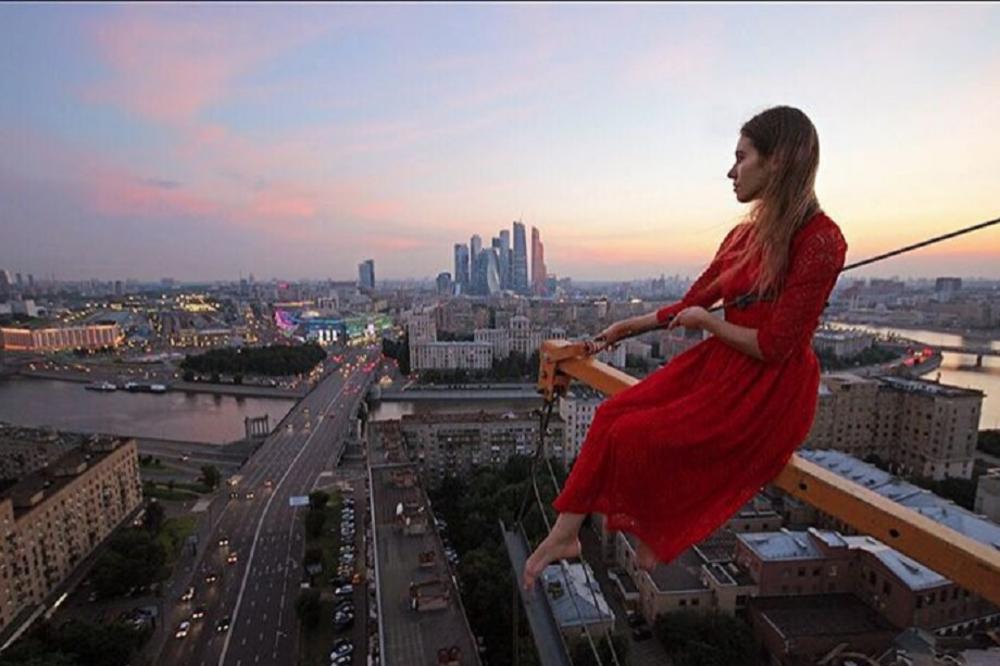 Najopasniji selfiji na svetu: Svojom umetnošću oborila je svet s nogu! (FOTO)