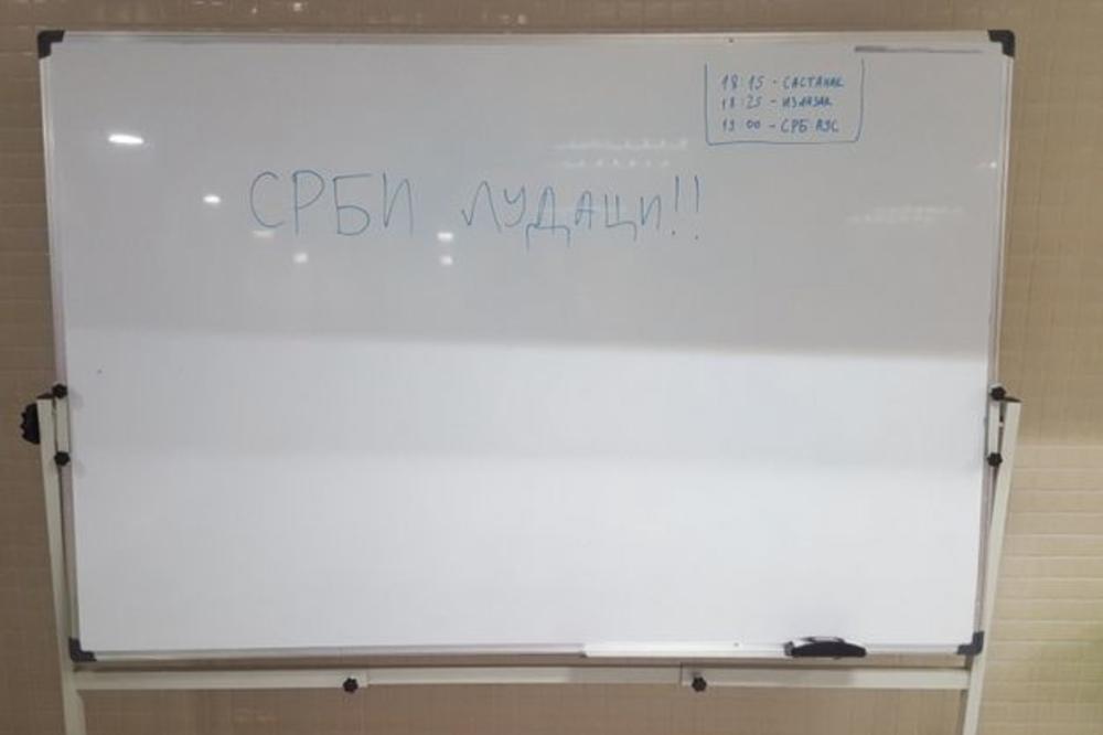 Slika dana: Kratko i jasno - Srbi ludaci! (FOTO)