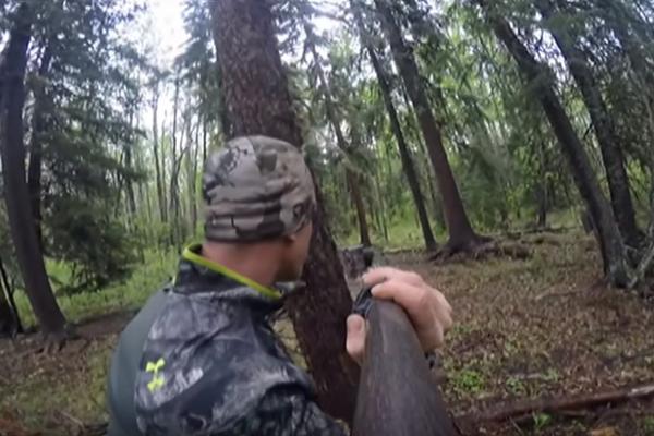 I lovci ga preziru: Ubio medveda kopljem i zgrozio svet! (VIDEO)