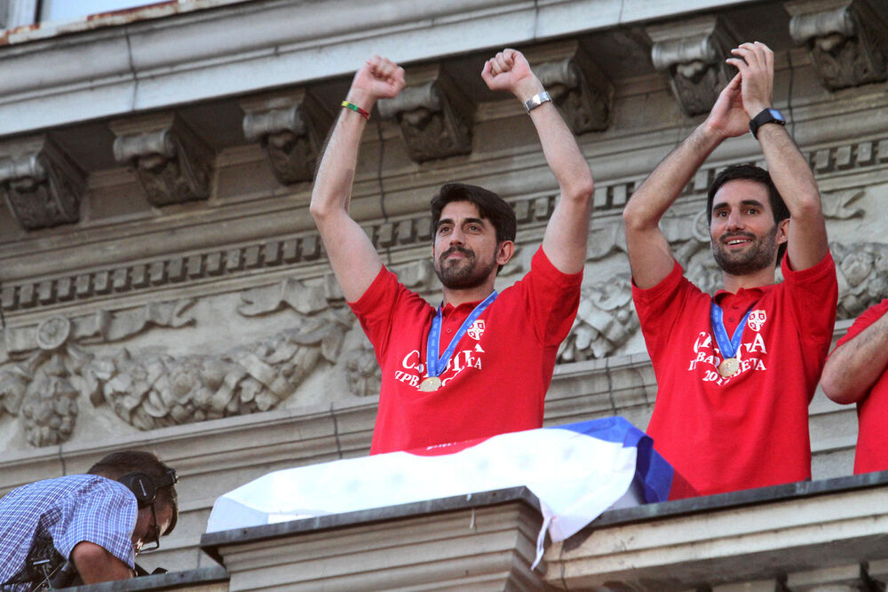 Veljko Paunović (levo) na dočeku posle omladinske svetske titule