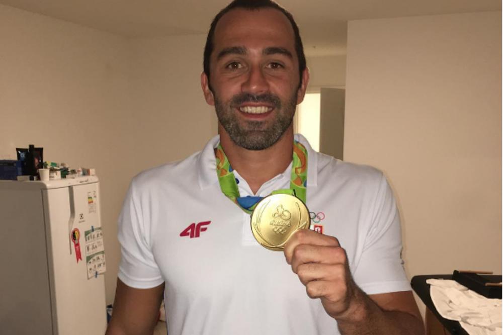 Porodična idila: Žena i bebica Živka Gocića mu otele zlatnu medalju! (FOTO)