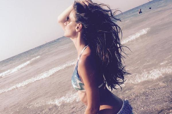 Kipi na sve strane: Skinula se jedna od naših najseksipilnijih voditeljki! (FOTO)