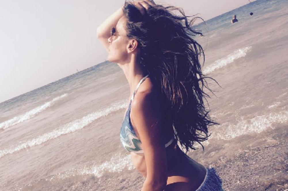 Kipi na sve strane: Skinula se jedna od naših najseksipilnijih voditeljki! (FOTO)