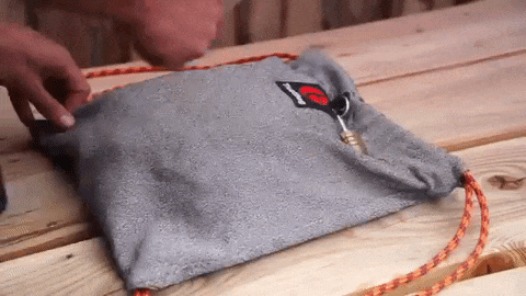 Seci! Bodi! Kidaj! Uzalud vam trud secikese, ova torba je neprobojna! (VIDEO)