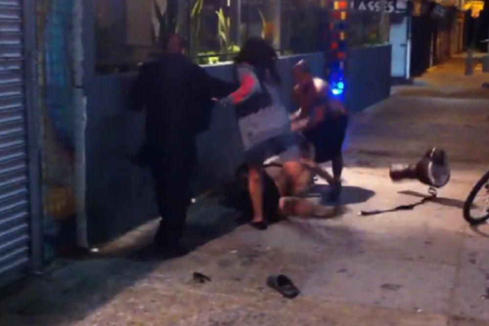 2 muškarca i žena išutirali i polomili muzičara u Los Anđelesu! (VIDEO)