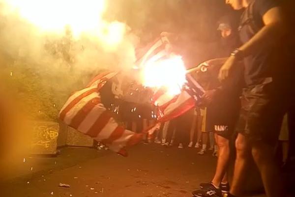 Ludilo u Beogradu! Vređao se Klinton i palila se američka zastava! (VIDEO)