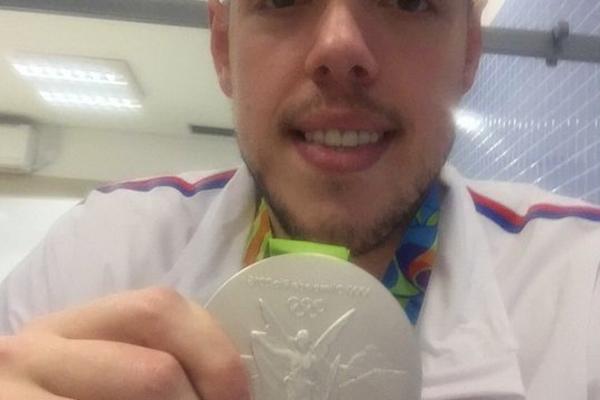 Sine, vidi šta ti tata nosi kući! (FOTO)