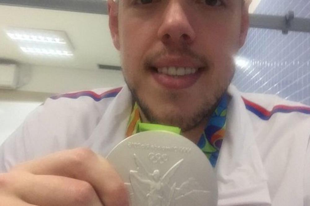 Sine, vidi šta ti tata nosi kući! (FOTO)