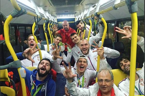 Slika dana: Srebrni autobus košarkaša Srbije! (FOTO)