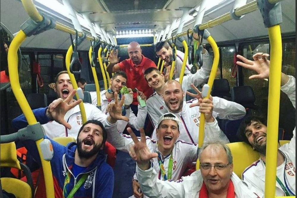 Slika dana: Srebrni autobus košarkaša Srbije! (FOTO)