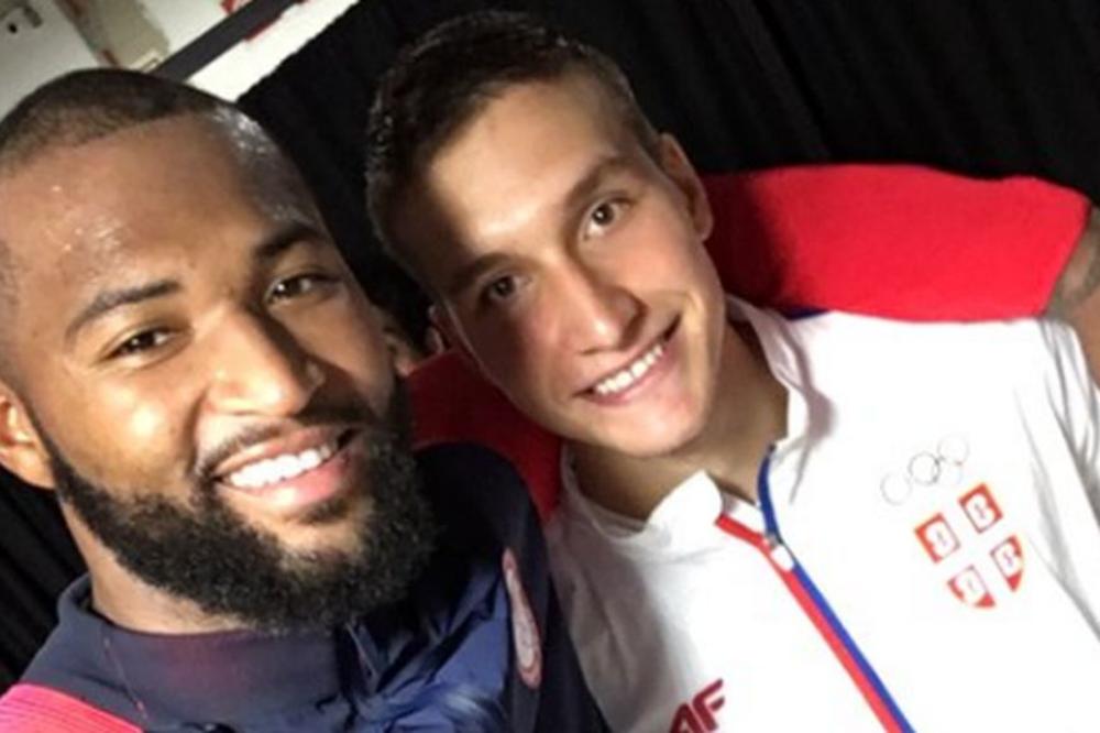 NBA zvezda se fotkala sa Bogdanom uz moćnu poruku! (FOTO)