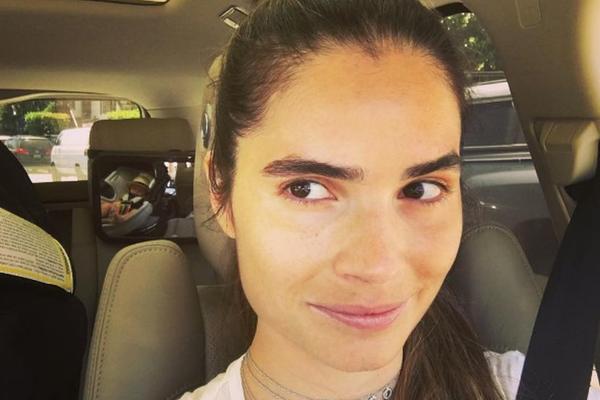 Šta nije u redu sa ovom fotkom? Marija Karan sa bebom u autu, a fanovi je urnisali! (FOTO)